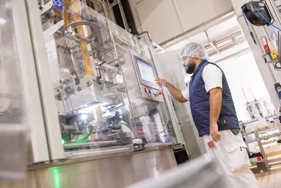 Berufserfahrener Anlagenführer am Bedienfeld