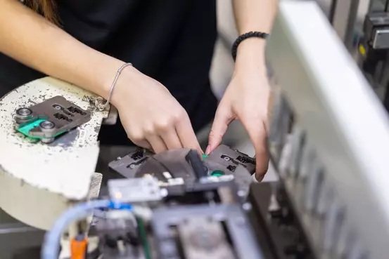 Einrichten der Anlage - Nahaufnahme Hände