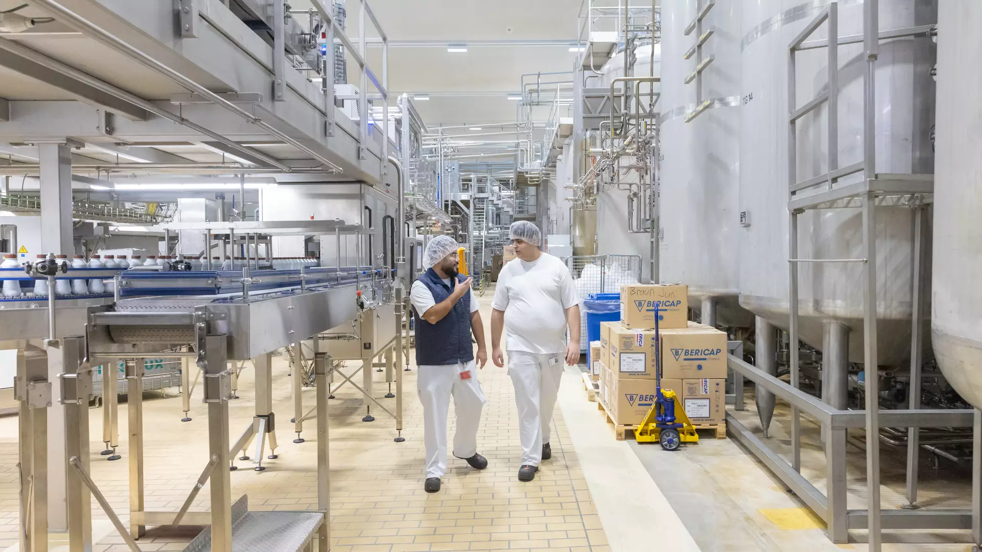 Zwei Anlagenführer in der Mitte der Produktionshalle