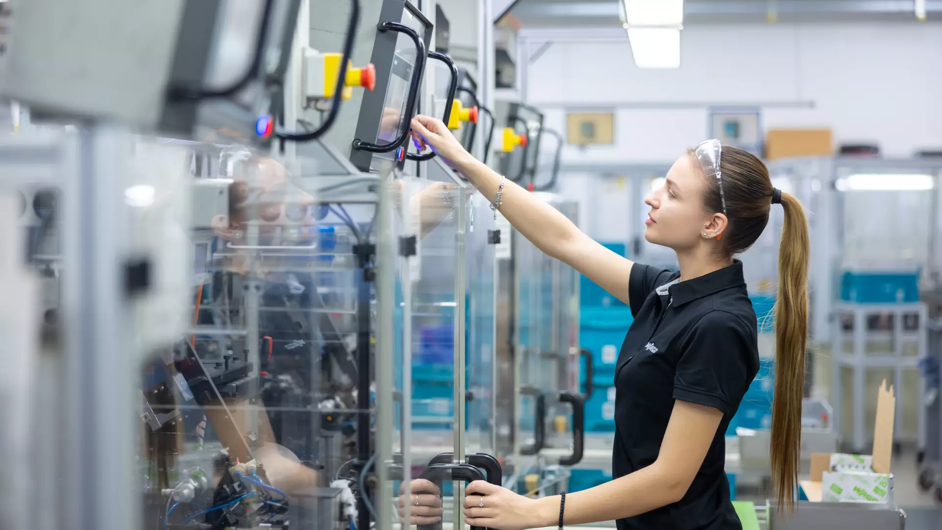 Lernende bedient Schalttafel 